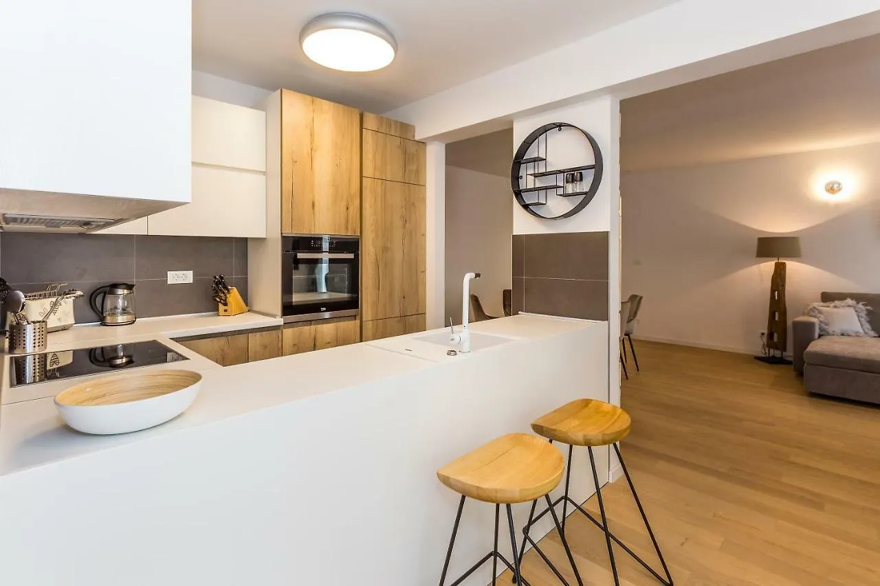 Perla Apartmani Split 0*,